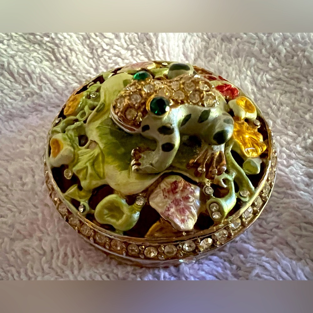 Gorgeous Frog Trinket Box - enamel & faux jewel encrusted with magnetic closure